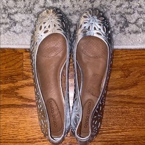 Brand new silver corso como flats